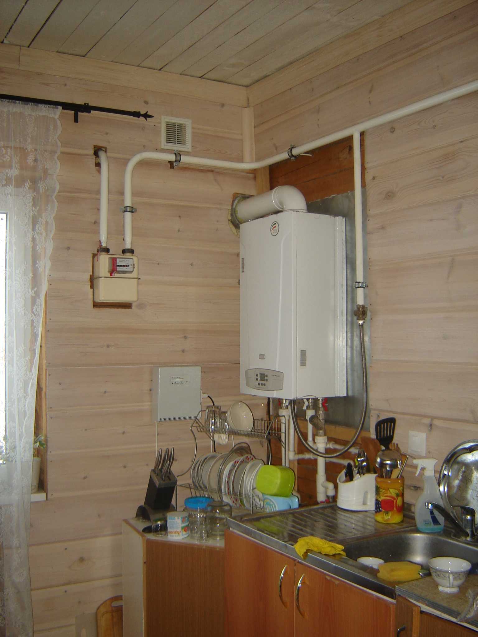 Фото газовой колонки в деревянном доме