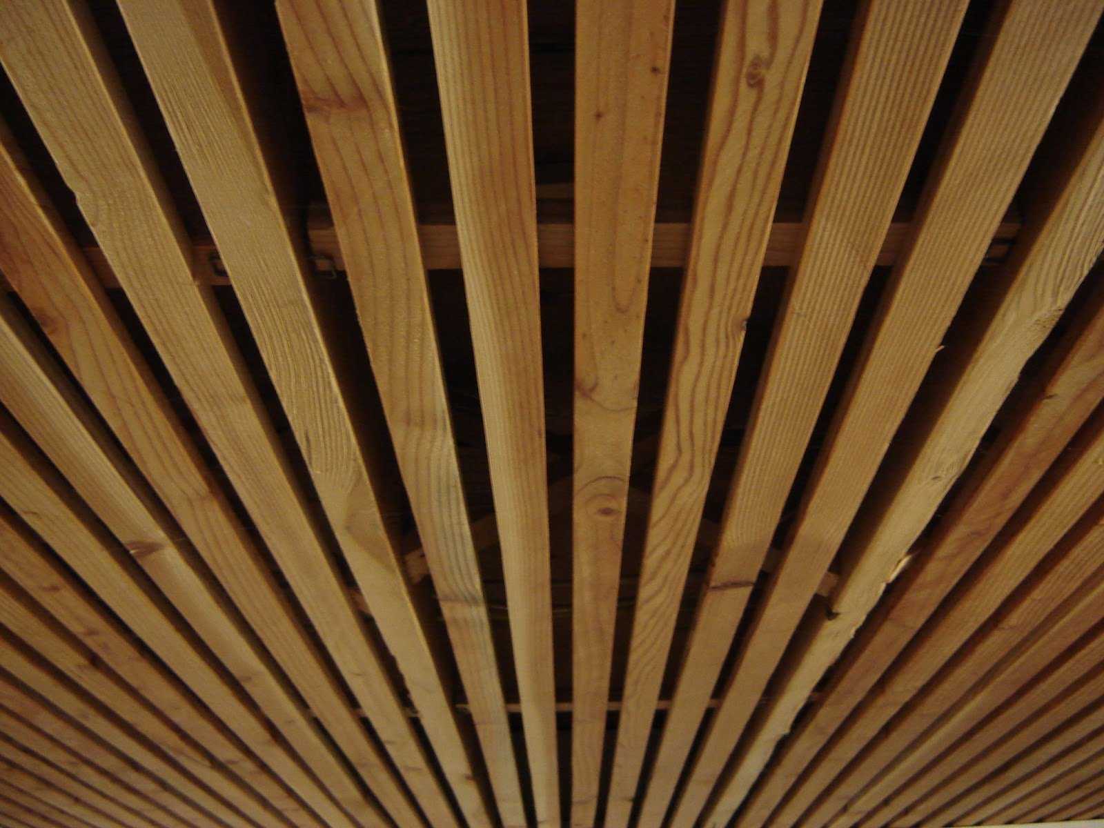 Потолок из реек деревянных