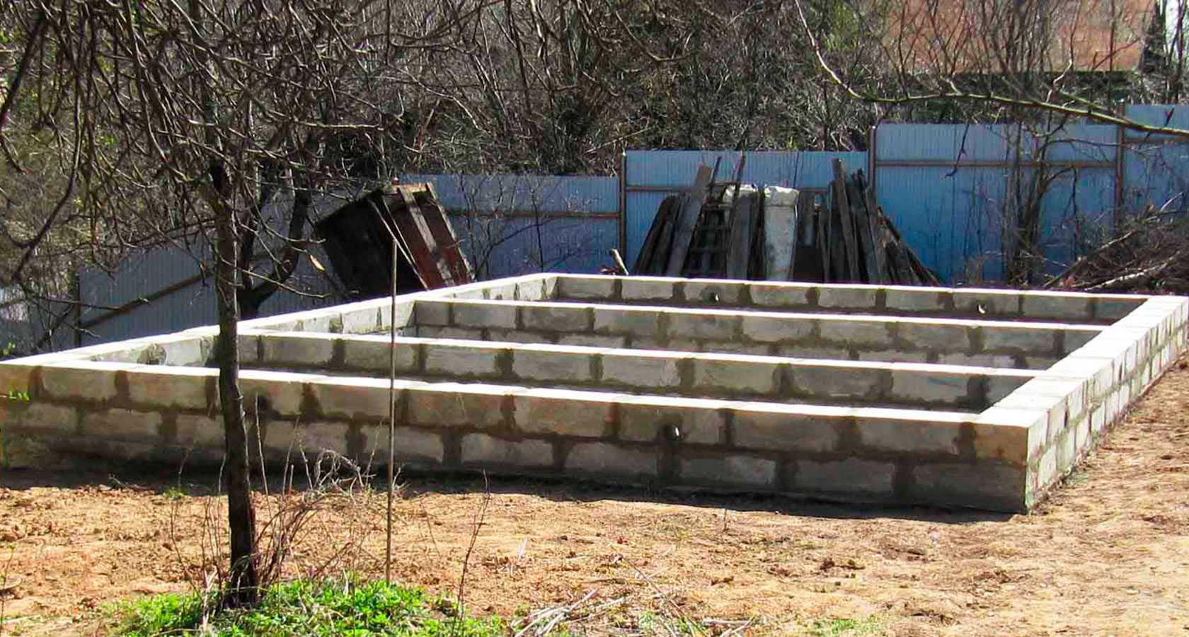 На что лучше класть шлакоблок