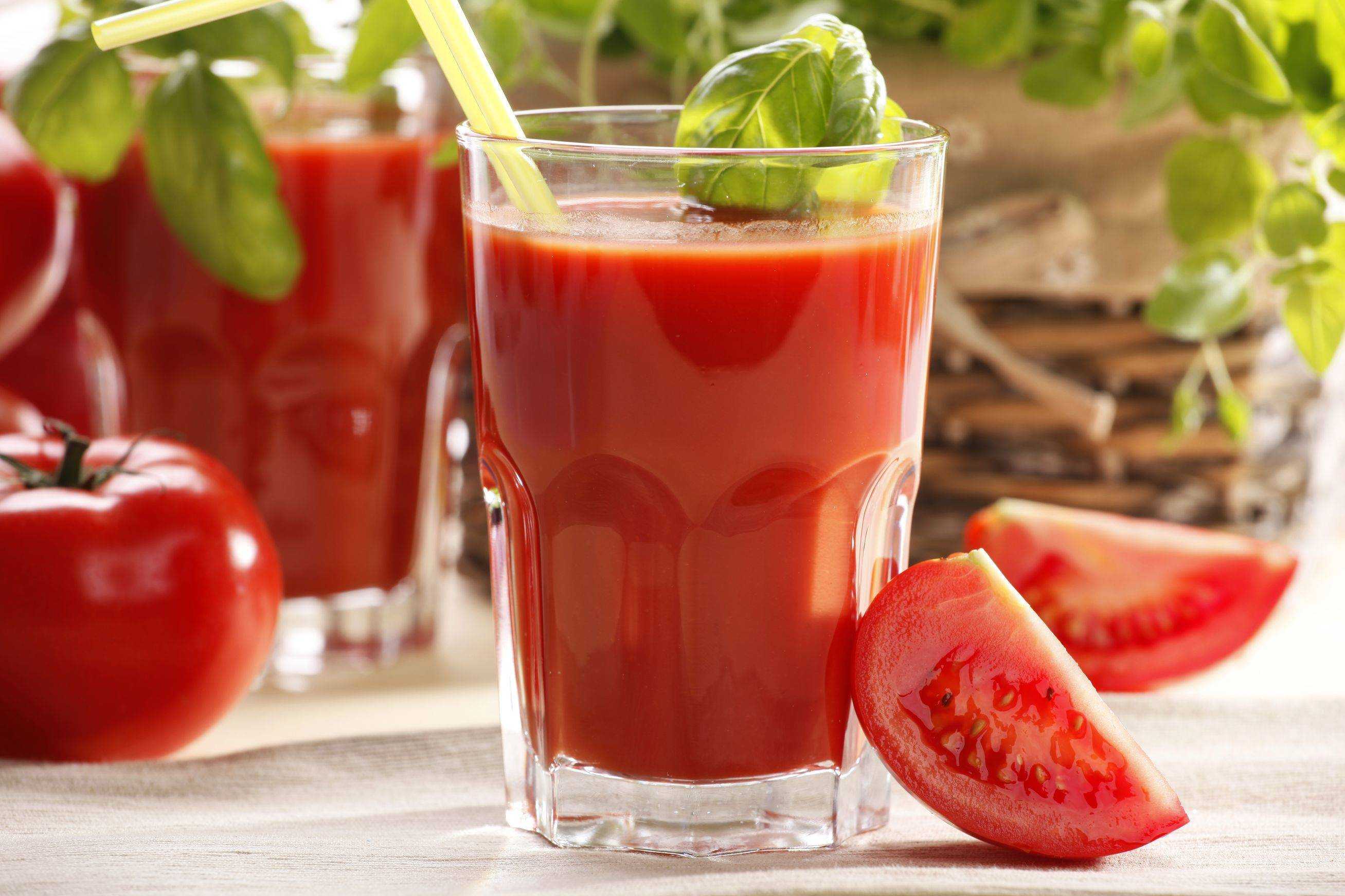 Почему пьют томатный сок. Томатный сок. Свежевыжатый томатный сок. Смузи из помидоров. Томатный смузи.