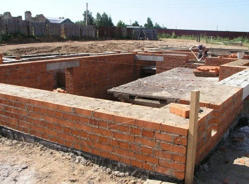 Фундамент для кирпичного дома: виды и изготовление