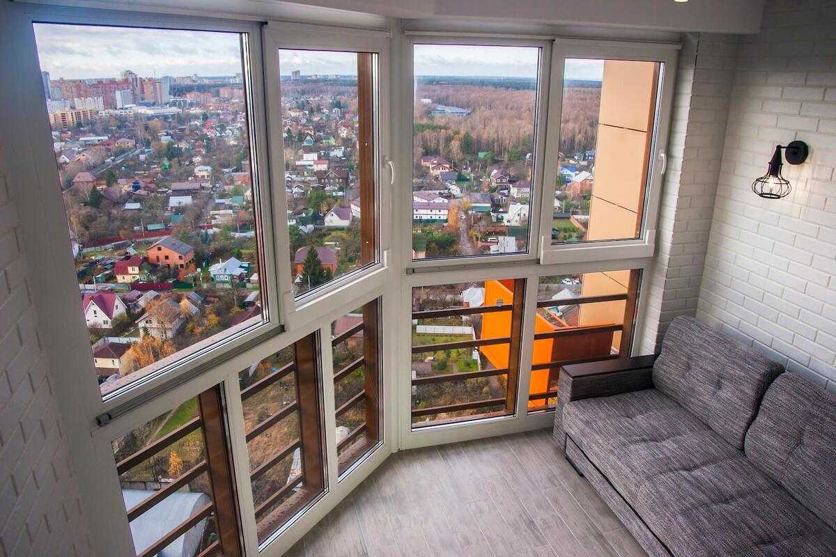 Утепление панорамного балкона: ограждения, отделка, объединение с кухней