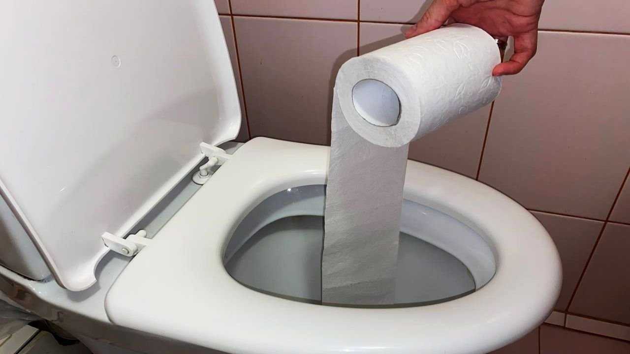 Можно ли смывать в унитаз туалетную бумагу. Влажная туалетная бумага смываемая в унитаз. Смывать только туалетную бумагу. Что будет если смывать туалетную бумагу в унитаз.