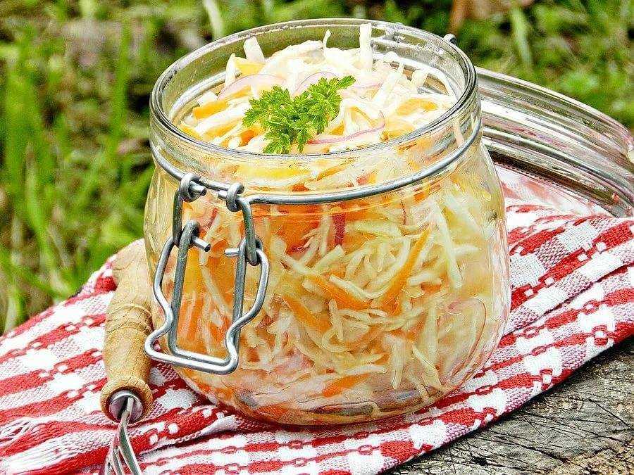 Как квасить капусту в домашних условиях на зиму в банке: рецепты